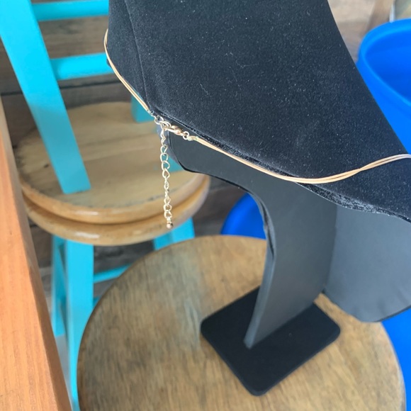 Pale blue bead with gold medallion necklace - Picture 3 of 3